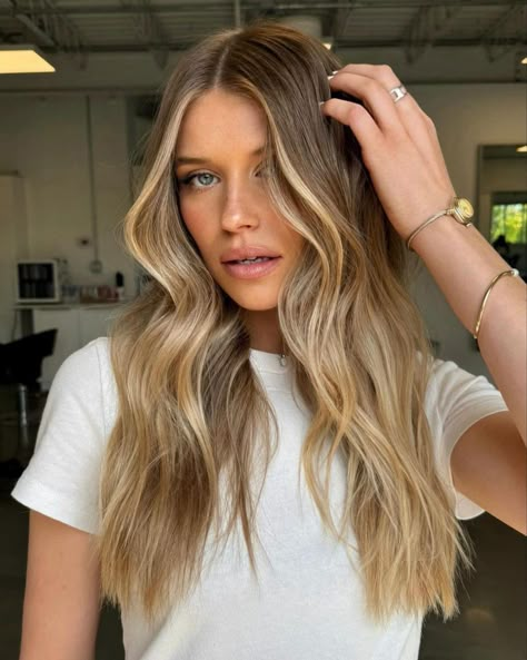 Blond Fall Hair Colors 2024: 26 Stunning Ideas for Blondes - Low Lights, Highlights & Balayage Fall Hair Caramel Blonde, Sun Kissed Blonde Highlights, Honey Blonde Fall Hair, Caramel And Blonde Hair, Balayage Hair Caramel Honey, Caramel Honey Blonde Balayage, Caramel Blonde Hair Honey, Blond Fall Hair, Honey Caramel Hair