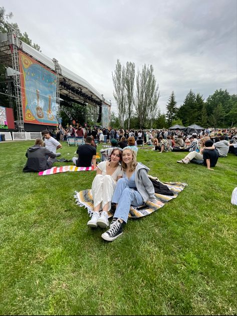 concert venue lawn picnic friends pic photo inspo vsco instagram fit outfit Concerts Photo Ideas, Concert Lawn Pics, Lawn Concert Outfit, Photos To Take At A Concert, Concert Instagram Pictures Ideas, Lawn Concert Pictures, Concert Poses With Friends, Outdoor Concert Aesthetic, Lawn Concert