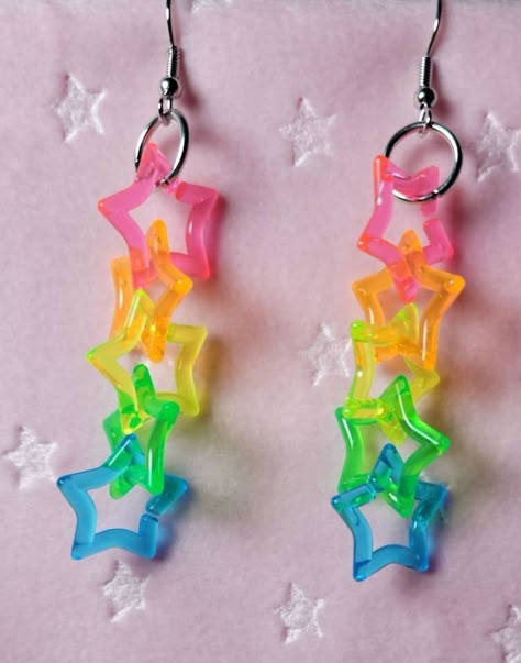 Rainbow Clothes Drawing, Plastic Chain Link Ideas, Accessories For Characters, Fun Hair Accessories, Cute Fun Earrings, Clowncore Earrings, Weirdcore Accessories, Weirdcore Jewelry, Rainbow Clothes Aesthetic