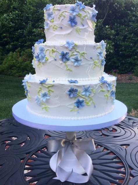 Light Blue And White Wedding Dress, Blue And White Quince, Simple Quince Cakes, Light Blue And White Cake, Garden Wedding Cake Ideas, Blue Quince Cake, Blue And Purple Wedding Cake, French Blue Wedding Cake, Quinceanera Cakes Blue