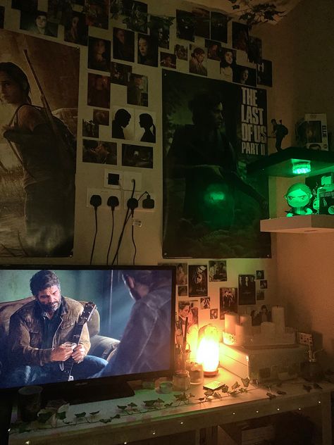 Twd Room Ideas, Ellies Room Tlou, The Last Of Us Inspired Bedroom, Cool Nerd, Twilight Themed Bedroom, Tlou Inspired Room, The Last Of Us Gaming Setup, The Last Of Us Themed Room, Ellie Williams Room