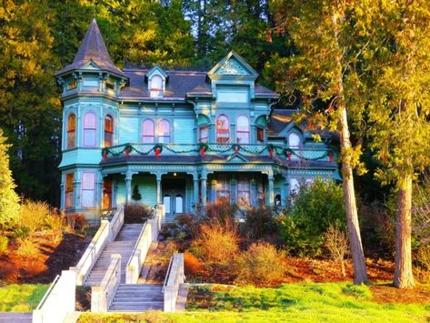 2. Shelton McMurphey Johnson House (Eugene) Places To Visit Oregon, Shaniko Oregon, Oregon Halloween, Portland Oregon Living, Nevada Landscape, Lebanon Oregon, Utah Arches, Oregon Landscape, Crater Lake Oregon