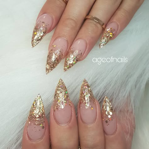 Christmas Gold Nails, Stiletto Glitter Nails, Gold Sparkle Almond Nails, Stiletto Nails Gold, Gold Stiletto Nails Designs, Pointy Gold Nails, Gold French Tip Stiletto Nails, Gold Nails Ideas, Gold Claw Nails