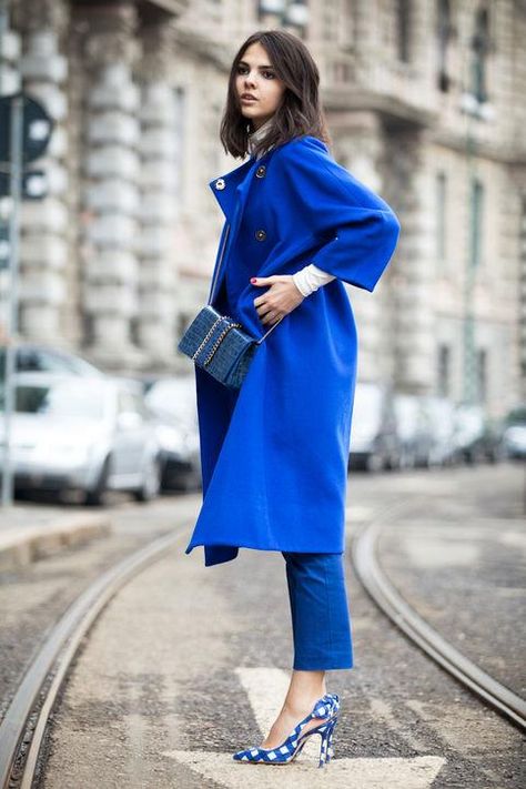 Bright blue coat and matching cross-body bag? Check and check for Golden Diamonds, who makes one pretty blue monochromatic outfit Paris Street Style Winter, Winter Fasion, Golden Bag, Look Jean, Bright Winter, Winter Ideas, Moda Chic, Blue Coat, Street Style Winter