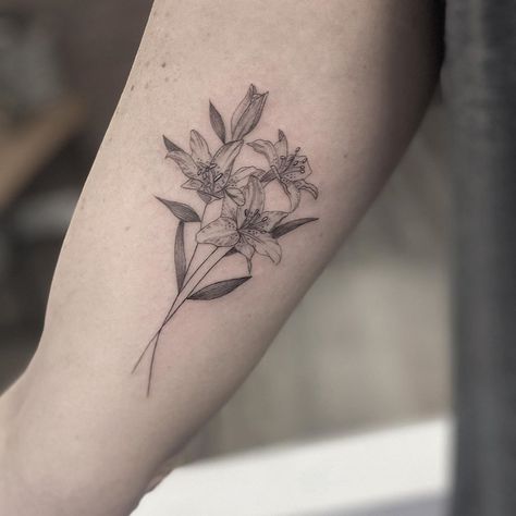 Tiger Lily Small Tattoo, Simple Tiger Lily Tattoo, Peace Lily Tattoo Design, Lily Tattoo Simple, Lily Tattoo For Men, Lily Tattoo Shoulder, Simple Lily Tattoo, Black And White Lily Tattoos, Tattoo Water Lily