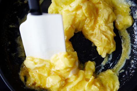 The Best Scrambled Eggs, Perfect Scrambled Eggs, Best Scrambled Eggs, Pantry Meals, Creamy Scrambled Eggs, Scrambled Eggs Recipe, Kitchen Tricks, Creamy Eggs, Eggs Breakfast