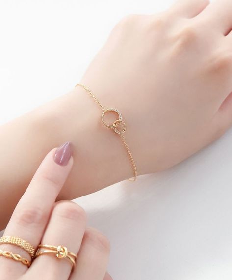 خواتم خطوبة, Delicate Gold Bracelet, Silver Bracelet Designs, Gold Bracelet Simple, Fancy Jewelry Necklace, Pretty Jewelry Necklaces, Gold Jewelry Stores, Gold Rings Fashion, Gold Jewelry Simple