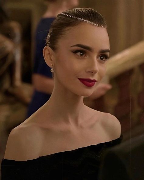 Paris Hairstyles, Lily Collins Makeup, Parisian Makeup, Emily In Paris Lily Collins, Hairstyles 90s, Lily Collins Hair, Goddess Women, 90s Makeup Look, 90s Makeup