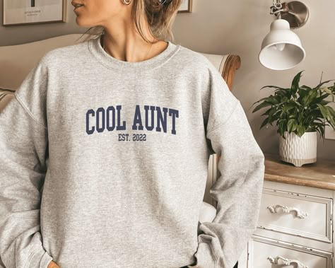 Pregnancy Announcement Aunt, College Letters, Dragonfly Inn, City Sweatshirt, Aunt Sweatshirt, New York Sweatshirt, New Aunt, Aunt Life, Sweatshirt Aesthetic