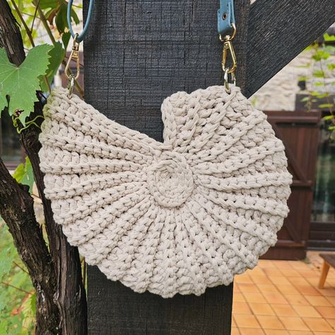 I think it's my most favorite thing I've ever crocheted 😍 I'm a huge seashell and fossil fan and I collect them, so this is the perfect bag for me! I've discovered this amazing design thanks to @bythebay_crochet Design : Crochet Seashell bag / basket on YouTube by @sirinscrochet #crochet #crochetaddict #crochetlove #handmade #purse #sirinscrochet #seashells #fossil Crochet Seashell Pattern Free, Crochet Shell Bag, Crochet Seashell, Seashell Purse, Seashell Bag, Crochet Snail, Crochet Shell, Seashells Patterns, Crochet Shell Stitch