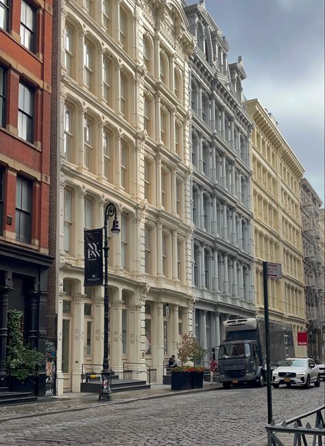 New York, city, SoHo New York Colour Palette, New York Loft Aesthetic, Soho Townhouse, Loft Aesthetic, New York Chic, Eloise At The Plaza, Soho Street, Soho Apartment, Soho Manhattan