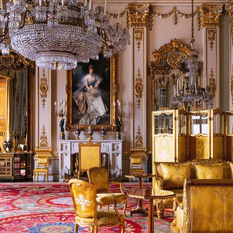 Interior of Buckingham Palace 🏰 Buckingham Palace Interior, Palace Of Versailles Interior, Theater Tech, Rich Interior, Old Money House, European Palace, Palace Interior, Palace Of Versailles, Expensive Houses