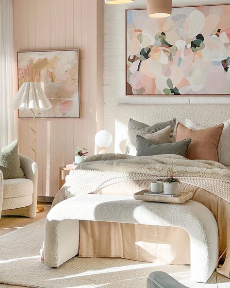 Neutral Bedroom With Pastel Accents, Pastel Modern Bedroom, Pastel Interior Design Modern Bedroom, Pastel Scandi Bedroom, Pink Scandi Bedroom, Pastel Bedroom Aesthetic, Pastel Aesthetic Bedroom, Above Bed Decor Danish Pastel, Scandi Bedroom