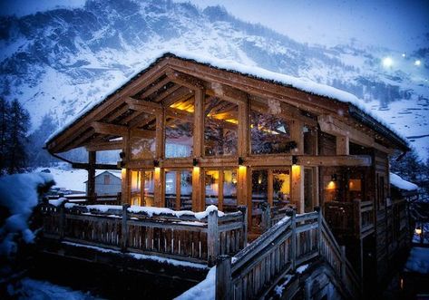 Le chalet Cooper à Val d'Isère Ski Chalet Exterior, Chalet Exterior, Chalet Interior Design, Alpine House, Mountain Home Exterior, Alpine Chalet, Luxury Chalet, Chalet Interior, Chalet Design