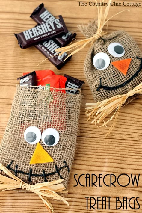 Make these scarecrow treat bags for Halloween!  Burlap and raffia combine into this fun craft project that the kids will love! Halloween Treat Bags Diy, Diy Halloween Treats, Deco Halloween, Adornos Halloween, Easy Halloween Crafts, Halloween Goodies, Halloween Treat Bags, Theme Halloween, Fall Party