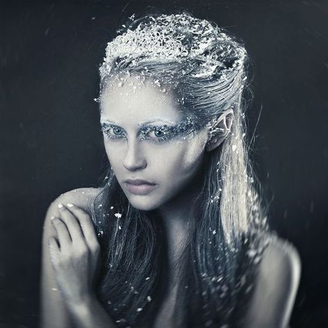 DIY Snowflake Christmas Costume Idea Diy Snowflake Costume, Snow Queen Makeup, Snowflake Costume, Ice Queen Makeup, Ice Queen Costume, Dark Snow, Diy Snowflake, Wise Woman, Snow Flakes Diy