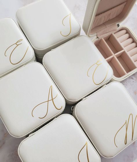 Personalized Jewelry Case, Bridesmaid Jewelry Box, Diy Bridesmaid Gifts, Groomsman Proposal Box, Travel Ring, Jewelry Packaging Design, Jewelry Cases, Bridesmaid Groomsmen Gifts, Keychain Craft