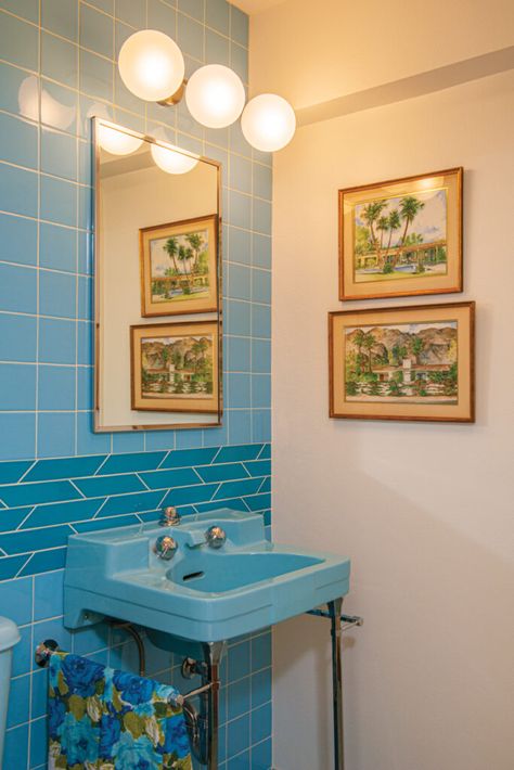 Blue Tile Bathroom Decor, 1948 Bathroom, Blue Retro Bathroom, Retro Bathroom Ideas Vintage, 40s Bathroom, Retro Green Bathroom, Retro Blue Bathroom, Funky Bathrooms, Midcentury Tile