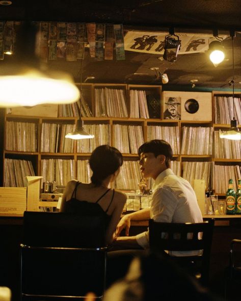 Dark Academia Couple, Library Photo Shoot, Dark Acadamia, I Still Remember, Library Aesthetic, Pre Wedding Poses, Romance Stories, Vintage Library, Human Reference