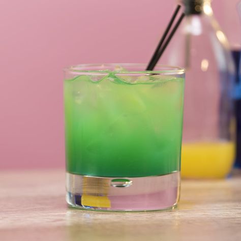 Green Lantern Cocktail - Tipsy Bartender Green Drinks Alcohol, Green Alcoholic Drinks, Tequila Drinks Recipes, Green Cocktails, Japanese Meals, Mansion Party, St Patricks Day Drinks, Green Drink, Tipsy Bartender