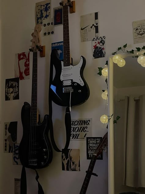 Electric Guitar Asthetics, Electric Guitar Aesthetic Pictures, Guitar Inspo Pics, Marco Core Aesthetic, Guitar On Wall Aesthetic, Electric Guitar Bedroom Aesthetic, Electric Guitar Decor, Eletric Gutair Aesthetic Girl, Guitar Bedroom Aesthetic