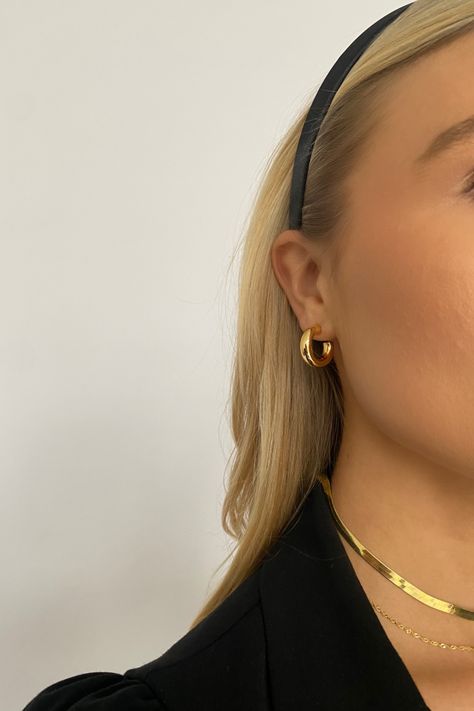 Gold Hope Earrings Aesthetic, Golden Hoops Aesthetic, Minilastic Aesthetic, Arracadas Aesthetic, Gold Jewellery Aesthetic Earrings, Golden Hoop Earrings Aesthetic, Gold Hoop Aesthetic, Golden Earrings Aesthetic, Gold Jewelry Aesthetic Earrings