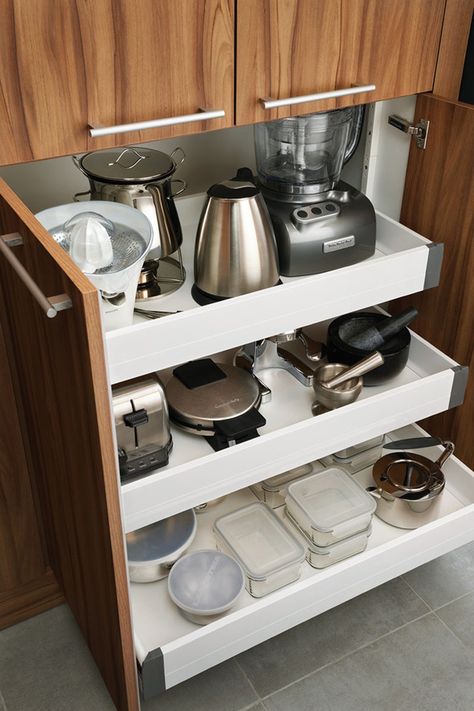 Kitchen Design Ideas - Pull-Out Drawers In Kitchen Cabinets Modern Konyhatervezés, Kitchen Appliance Storage, Desain Pantry, Kabinet Dapur, Small Kitchen Organization, Appliances Storage, Kitchen Organisation, Smart Kitchen, Kitchen Cabinet Storage