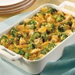 This saucy classic pairs cooked chicken or turkey with broccoli in a cheesy sauce, which stirs together easily. Bake until piping hot and serve with hot biscuits or noodles. Broccoli Divan, Broccoli Cooked, Chicken Broccoli Divan, Quinoa Casserole, Chicken Divan, Broccoli Bake, Dry Bread, Baked Corn, Baked Vegetables