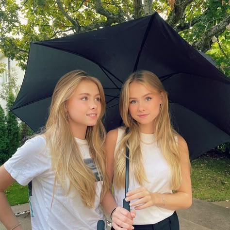 Elle Cryssanthander, Iza And Elle, Blonde Twins, Famous Blondes, Twins Sisters, Blonde Kids, Tiktok Famous, Sister Pictures, Twin Sisters