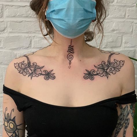 Scorpion Collar Bone Tattoo, Shoulder Bone Tattoo, Tattoo Emo, Bone Decorations, Dragon Tattoo Ideas, Shoulder Bones, Bone Tattoo, Free Hand Tattoo, Tattoo Concepts