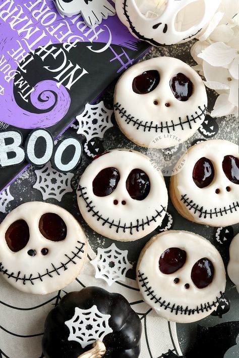 Iced jack skellington cookies with black cherry jam. Jack Skellington Pie Crust, Cookie For Halloween, Skeleton Cupcakes Halloween, Halloween Food Cookies, Jack Skeleton Cupcakes, Halloween Treats Brownies, Halloween Cookies Recipes Easy, Halloween Baking Cookies, Halloween Peanut Butter Cookies