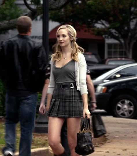 Caroline Forbes - The Vampire Diaries Vampire Diaries Season 1, Vampire Diaries Fashion, Stefan And Caroline, Vampire Diaries Outfits, Fest Outfits, Tv Show Outfits, Caroline Forbes, Movies Outfit, Fashion Tv