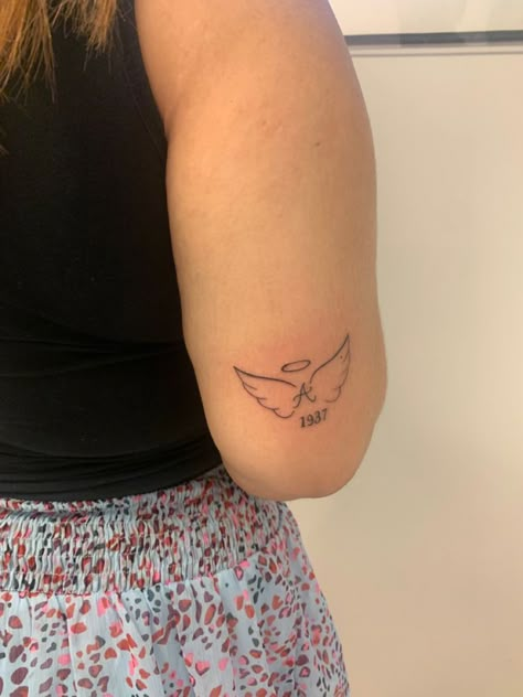 Finger Tattoo Minimalist, Female Sleeve Tattoo, Angel Tattoo For Women, Line Tattoo Ideas, Remembrance Tattoos, Small Pretty Tattoos, Petite Tattoos, Small Hand Tattoos, Cute Tattoos For Women