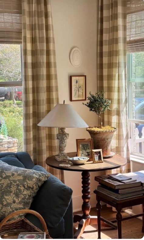 Homey Traditional Living Room, New England Cape Cod Interior, Nora Efron Interiors, American Traditional Interior Design, Cozy Airy Living Room, Farmhouse Living Room Design Ideas, Cottage Traditional Decor, Earthy Cottage Living Room, Quaint Living Room