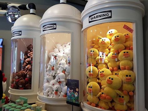 Cuteness in container tube at Line Friends Store Everland Gyeonggido Toy Store Design, Line Friends Store, Kids Cafe, Brand Activations, Experiential Marketing, Audience Engagement, Event Activities, Exhibition Booth, Salou