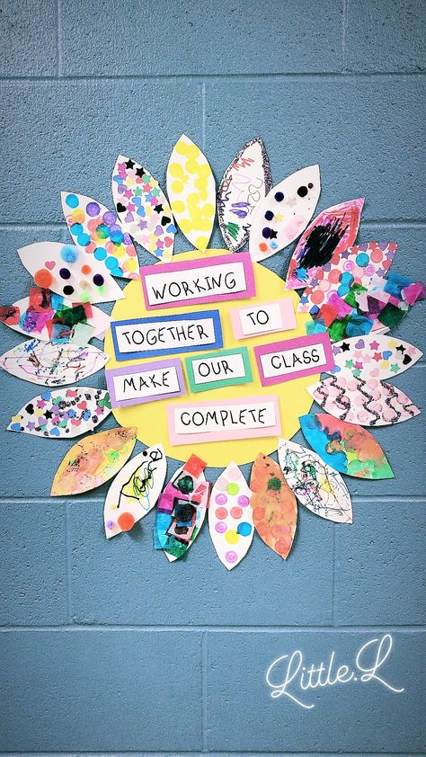 Classroom Community Art Projects, Working Together Crafts Preschool, Friendship Bulletin Board Ideas Preschool, Friends Art Preschool, Student Decorated Classroom, Collaborative Preschool Art, Group Art Preschool, Friendship Flower Preschool, Art Collaboration Ideas