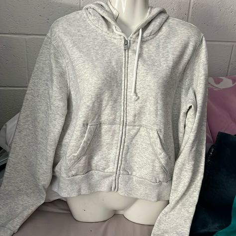 Sweatshirt Zip Up, Grey Zip Up Hoodie Outfit, Hollister Winter Jackets, Cottage Clothes, Hollister Feel Good Cozy Hoodie, Gray Zip Up Hoodie, Gray Hoodie Outfit, Abercrombie Zip Up Hoodie, Hollister Zip Up Hoodie