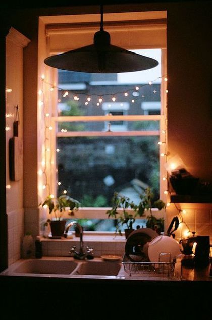 Cozy Lights, An Open Window, Aesthetic Cozy, Casa Vintage, Trendy Kitchen, Open Window, Kitchen Window, Christmas Aesthetic, Home Fashion