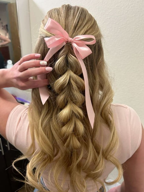 vacation hairstyle: fluffy fishtail half up Cute Hair For Going Out, Crazy But Cute Hairstyles, Cute Hairstyles With Accessories, Preppy Haircuts For Teens, Hair Styles Preppy, Cute Pink Hairstyles, Cute Hairstyles With A Bow, Cute Preppy Hairstyles, How To Hairstyles