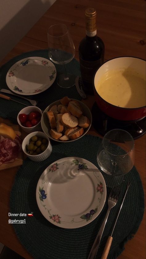 Cheese Fondue Aesthetic, At Home Fondue, Fondue Aesthetic, Switzerland Food, Fondue Cheese, Fondue Night, Food Spread, Summer Moodboard, Birthday Trip