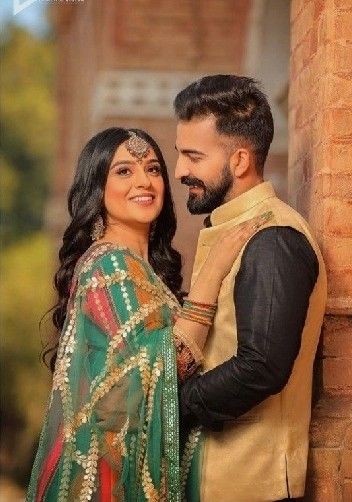 Punjabi Love Couple Pics, Pre Wedding Poses Punjabi Couple, Punjabi Prewedding Photography, Navratri Couple Pose, Punjabi Pre Wedding Photoshoot, Indian Couple Poses, Punjabi Photoshoot, Engagement Portraits Poses, Indian Wedding Poses