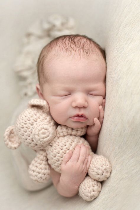 Newborn Care Tips, Newborn Photoshoot Ideas, Newborn Photo Pose, Diy Newborn Photography, Baby Boy Newborn Pictures, Baby Boy Newborn Photography, Foto Newborn, Newborn Photography Boy, Newborn Family Photography