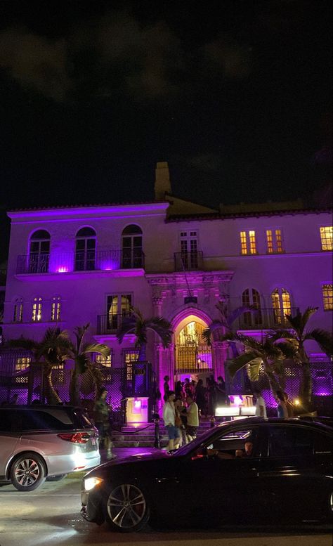 gianni versace’s home Miami Night Life, Miami Night Club, Miami At Night, Tree Emoji, Miami Mansion, Miami Aesthetic, Versace Mansion, Miami Party, Wild Thoughts