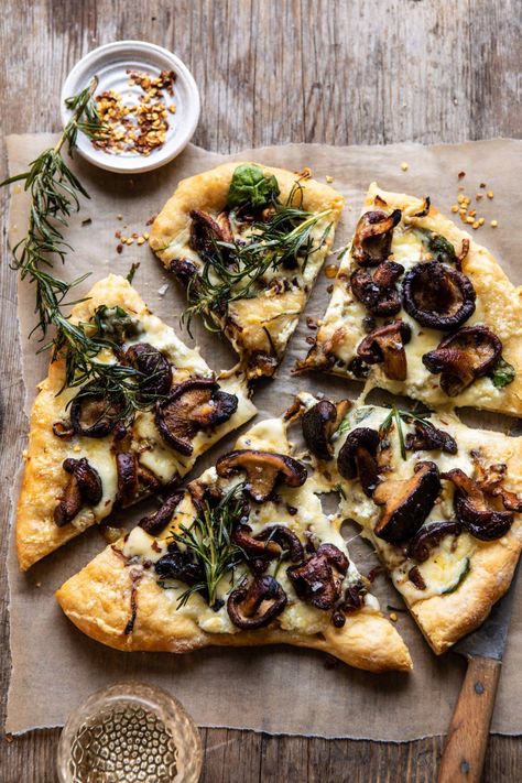 French Onion Mushroom Pizza | halfbakedharvest.com #pizza #mushrooms #easyrecipes Pizza Mushrooms, Pizza Stromboli, Homemade Pizza Dough Easy, Balsamic Mushrooms, Half Baked Harvest Recipes, Yummy Pizza, Quick Pizza, Pizza Bianca, Mushroom Pizza