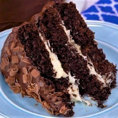 Incredible Recipes Hershey Chocolate Cake, Hersheys Chocolate Cake, Chocolate Cake Cream Cheese, Chocolate Cake Cream, Chocolate Cream Cheese Buttercream, Hershey Cake, Chocolate Cake With Cream Cheese, Cake With Cream Cheese Filling, Hershey Chocolate Cakes