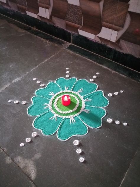 Simple Rangoli Flower Designs, Rangoli On Rough Surface, Rangilo Design Easy, Rangilo Design, Small Rangoli Ideas, New Rangoli Designs Creativity Easy, Rongali Design Simple, Rongali Design, Simple Rangoli Designs For Beginners