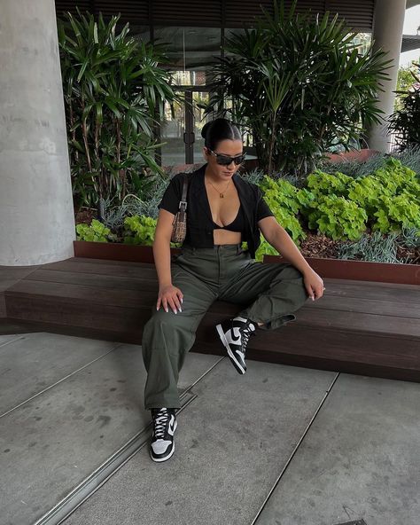 Michelle Flores on Instagram: “Cargo pants have entered the chat 🖤 Full fit: @laurasboutique — DC: MichelleFlores minimal style, minimal chic, minimal fashion, minimal…” Fashion Minimal, Minimal Chic, Minimal Style, Minimal Fashion, Cargo Pants, Normcore, Pants, On Instagram, Clothes