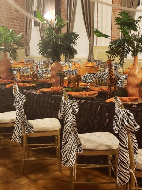 Safari Jungle Centerpieces, Safari Theme Party Adults, African Theme Table Decor, African Centerpieces Ideas, African Table Settings Ideas, Coming To America Party Theme, Safari Centerpiece Ideas, Jungle Theme Centerpieces, Safari Wedding Theme