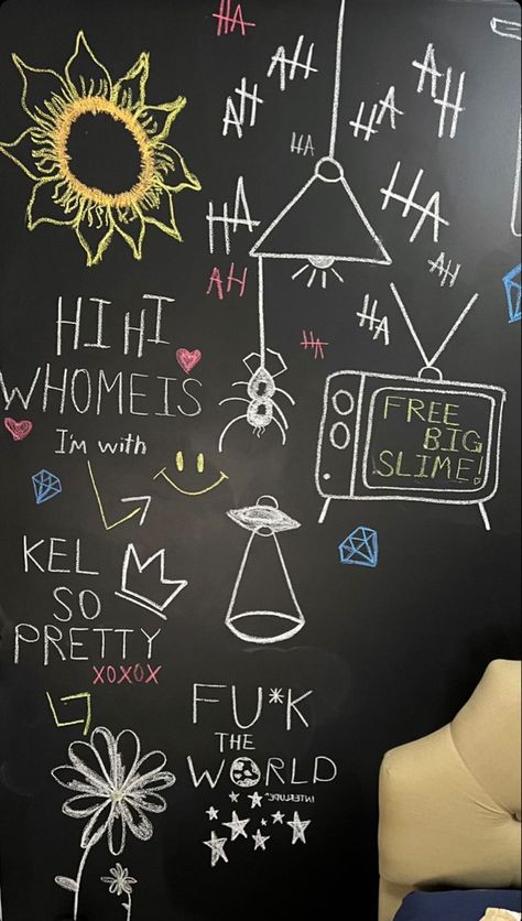 Chalk Wall Bedroom Aesthetic, Chalk Wall Ideas Aesthetic, Chalk Wall Bedroom, Chalk Wall Ideas, Chalk Art Wall, Wall Doodles, Easy Chalk Drawings, Chalk Wall Art, Chalkboard Wall Bedroom