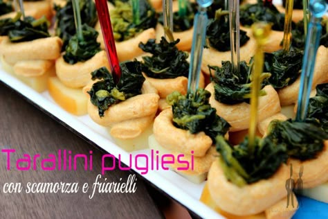 Antipasto sfizioso: Tarallini pugliesi con scamorza e friarielli Finger Food, International Recipes, Puglia, Finger Foods, Street Food, Pesto, Appetizer Recipes, Food And Drink, Snacks